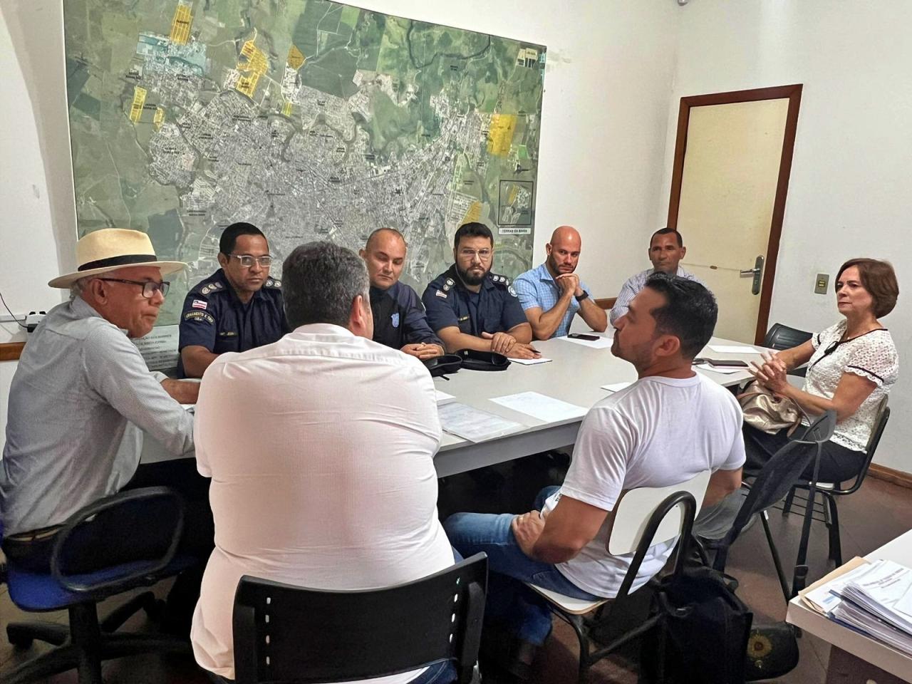Reunião discute estratégias para intensificar a segurança nas escolas de Teixeira de Freitas