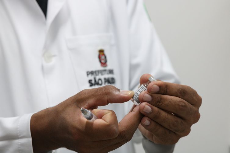 São Paulo vacina pessoas em situação de rua contra gripe e covid-19 