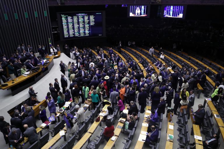 Câmara aprova projeto que suspende decreto de Lula sobre saneamento