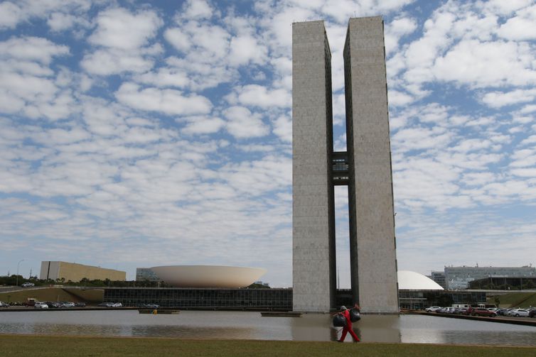 Câmara instala  CPIs para investigar MST, Americanas e apostas