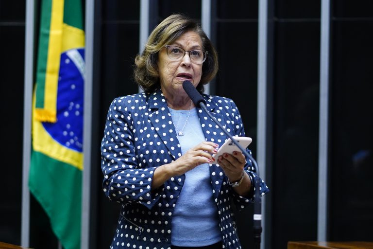 Comissão aprova criação de fundo para financiar compra de livros por universidades públicas