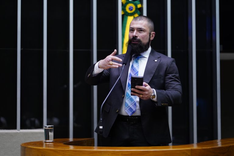 Comissão aprova projeto que proíbe cobrança pela emissão de diploma de curso superior