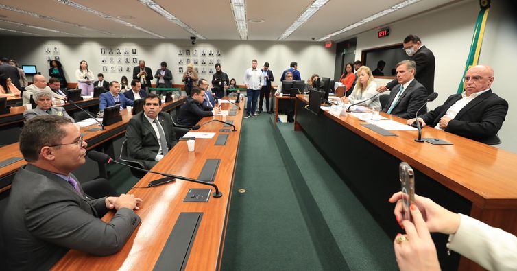 Conselho de ética da Câmara abre processo contra sete deputados 