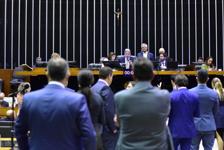 Deputados analisam projeto que prevê criação de centros de assistência integral à pessoa com autismo; acompanhe