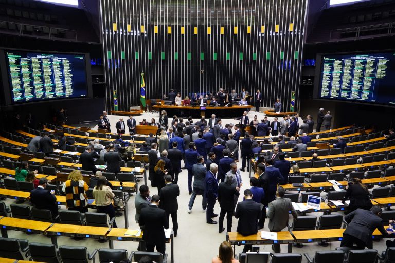 Deputados concluem votação do projeto do arcabouço fiscal; acompanhe
