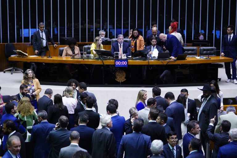 Deputados discursam a favor e contra o projeto do marco temporal das terras indígenas; acompanhe