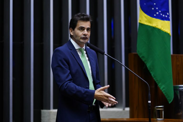 Deputados pedem que Câmara manifeste repúdio a racismo contra o jogador de futebol Vini Jr
