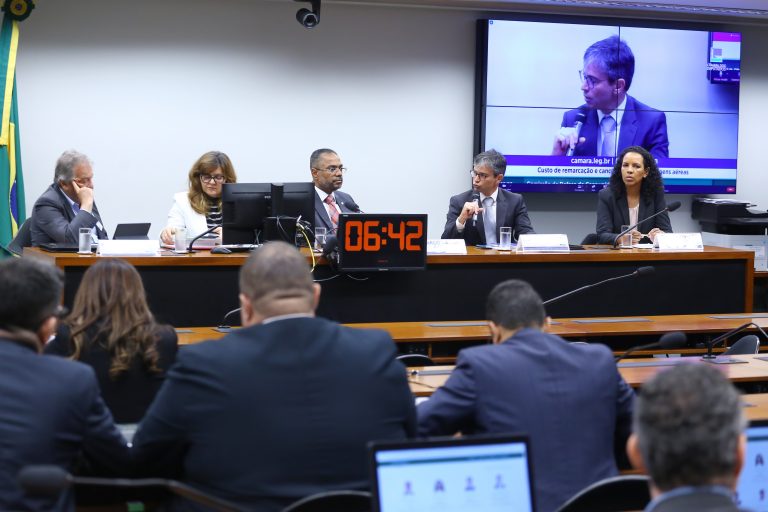 Deputados reclamam dos altos custos em serviços de remarcação e cancelamento de passagens aéreas