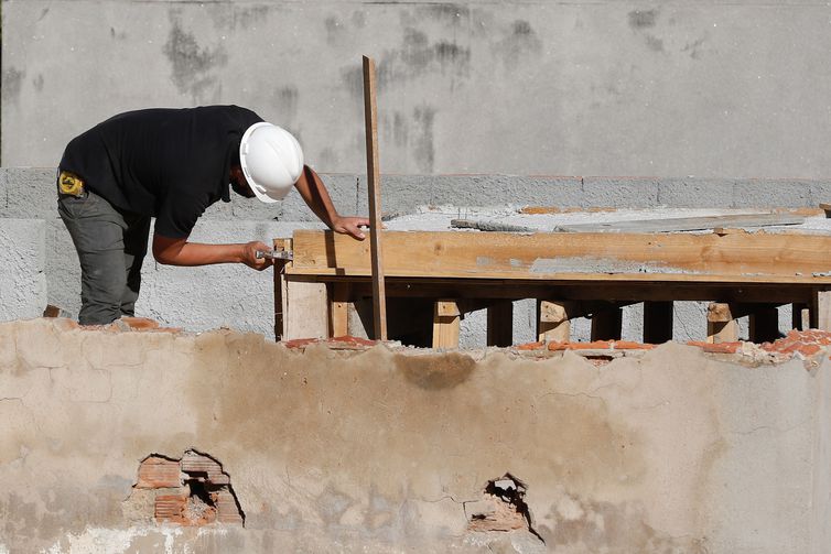 Governo retoma 3,5 mil obras paralisadas ou inacabadas em escolas 