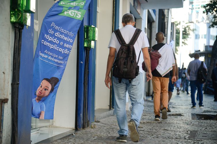 Milhões de brasileiros têm dificuldades de pagar suas dívidas 
