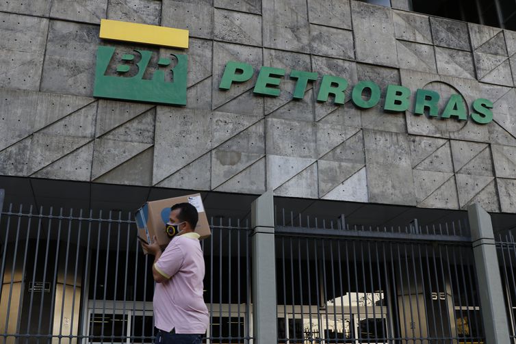 Petrobras reduz em R$ 0,44 valor do diesel e em R$ 0,40 o da gasolina 