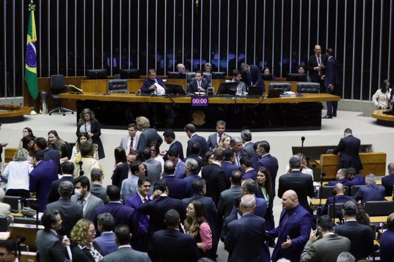 Plenário aprova urgência para dois projetos, e Ordem do Dia é encerrada