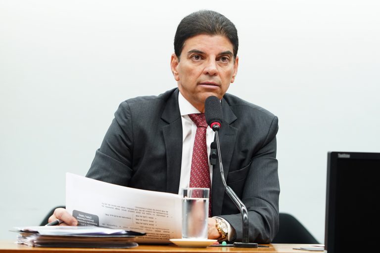 Relator apresenta novo regime fiscal com medidas para controlar gastos do governo