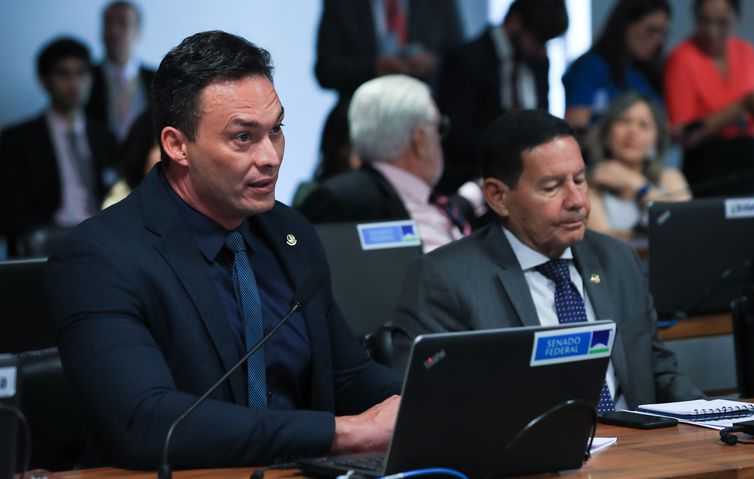 Senado aprova equiparação de milícias e facções a terroristas