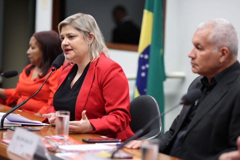 Servidores públicos reivindicam pagamento de benefícios congelados durante a pandemia
