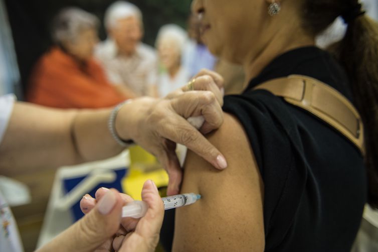 Baixa vacinação de idosos acende alerta para casos de gripe 