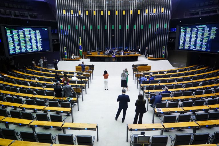 Câmara aprova dois acordos internacionais e encerra votações de hoje