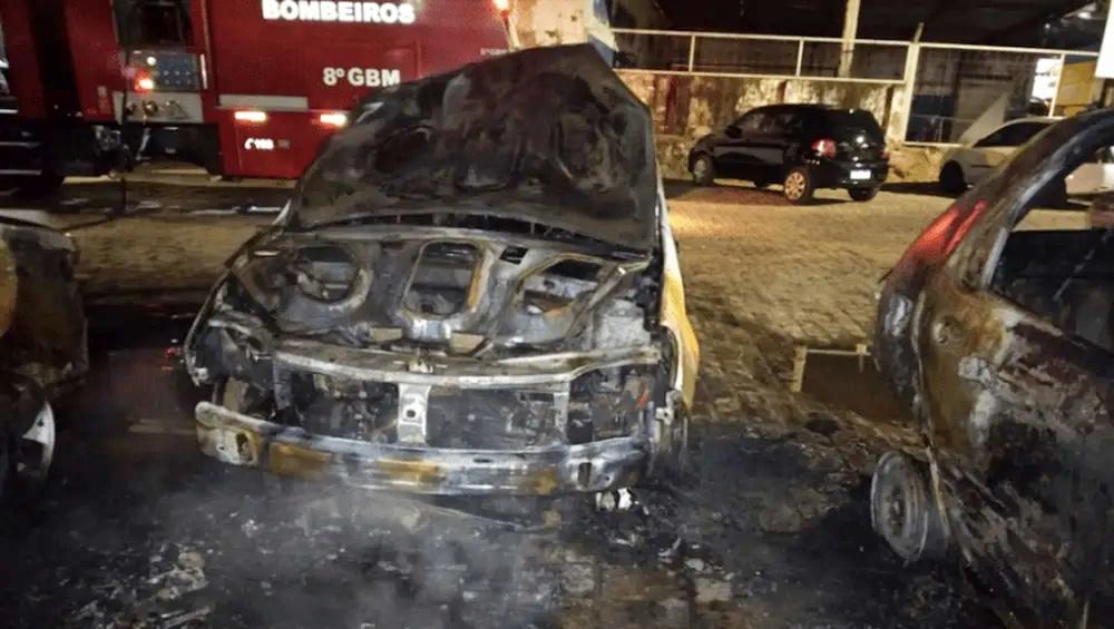 Carros estacionados ao lado de fogueira junina pegam fogo no interior da Bahia