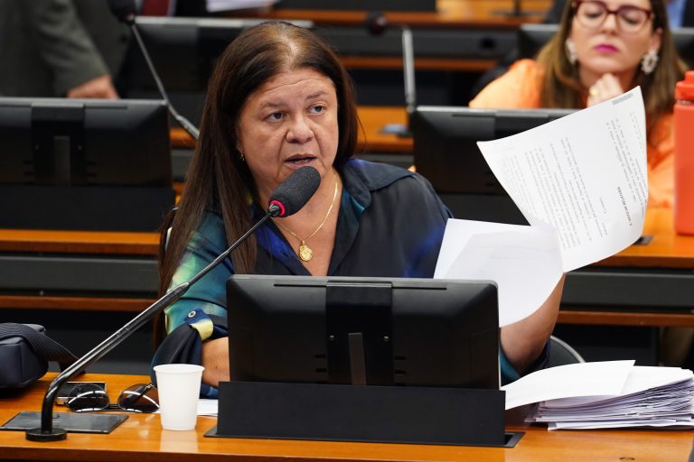 Comissão aprova determinação de que Ligue 180 acione polícia quando mulher estiver em situação de risco grave