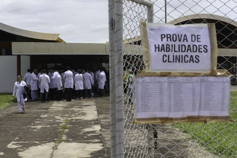 Comissão debate baixa taxa de aprovação no Revalida