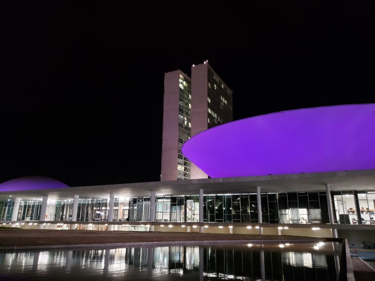 Congresso recebe iluminação lilás para lembrar a importância do teste do pezinho