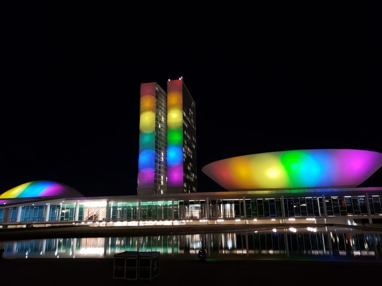 Congresso tem iluminação especial pelo Dia Internacional do Orgulho LGBTQIAP+