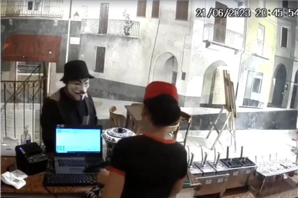 Homem assalta sorveteria na Bahia com máscara de personagem do 'V de Vingança'
