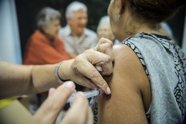 Mais de 43 milhões de pessoas já se vacinaram contra gripe no Brasil 