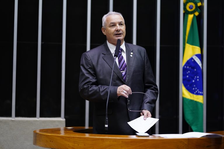 Projeto aprovado permite que polícia apreenda arma de agressor de mulher preso em flagrante