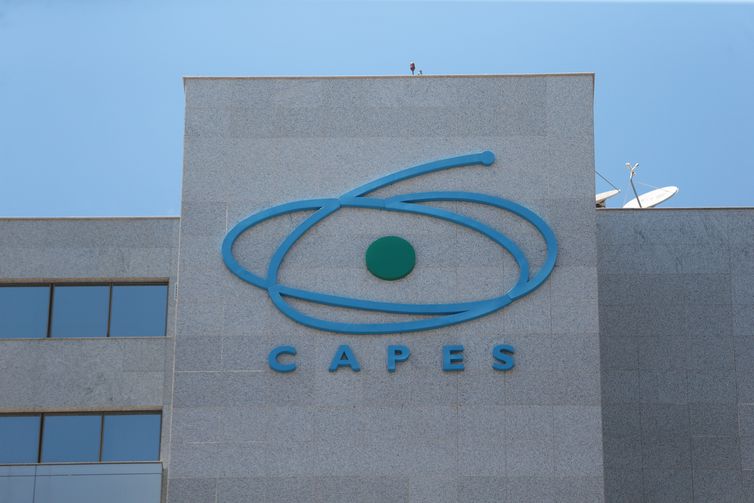 Capes regulamenta acúmulo de bolsa com outras remunerações