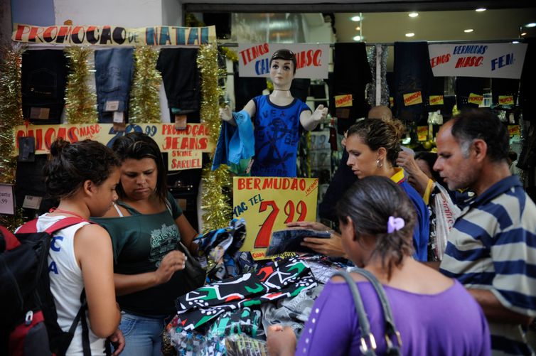 Comércio varejista tem queda de 1% em maio 