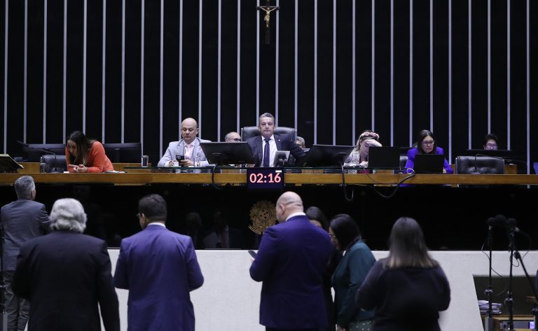 Deputados analisam projeto que cria o programa Escola em Tempo Integral; acompanhe