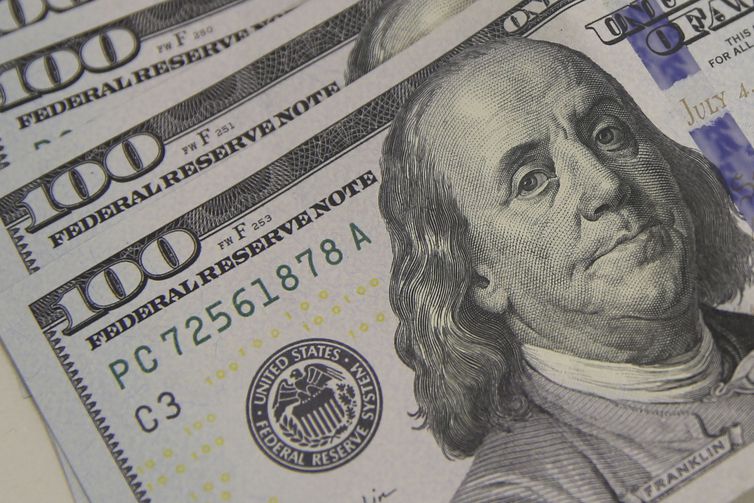 Dólar tem forte alta e fecha a R$ 4,93 com dados dos Estados Unidos