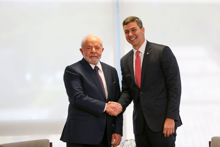 Itaipu é tema de encontro entre Lula e presidente eleito do Paraguai