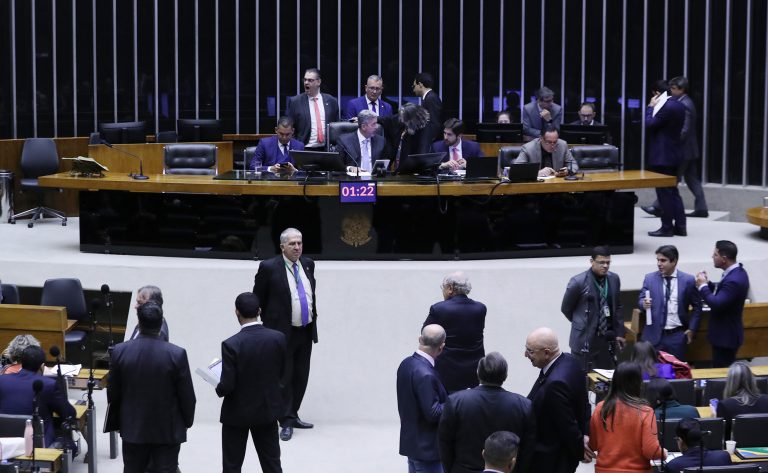 Plenário retoma discussão da reforma tributária, com votação prevista para as 18h; acompanhe