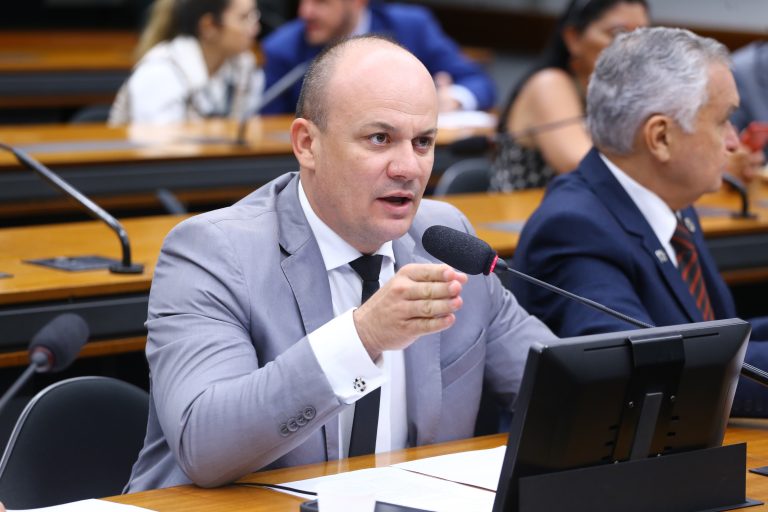 Projeto isenta motoristas de ambulância de taxas para renovação da CNH