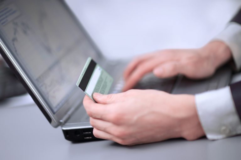Proposta prevê punição para publicidade de produto ou serviço ilegal em sites hospedados no exterior