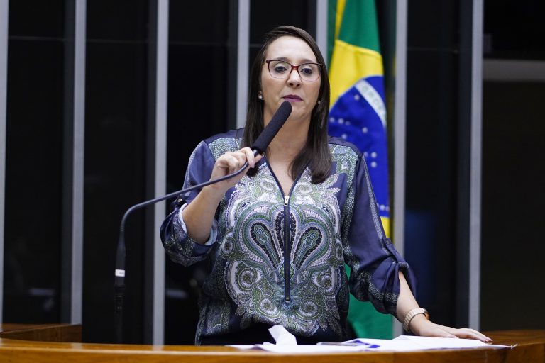 Aprovada urgência para projeto que institui política de trabalho digno para pessoas em situação de rua; acompanhe