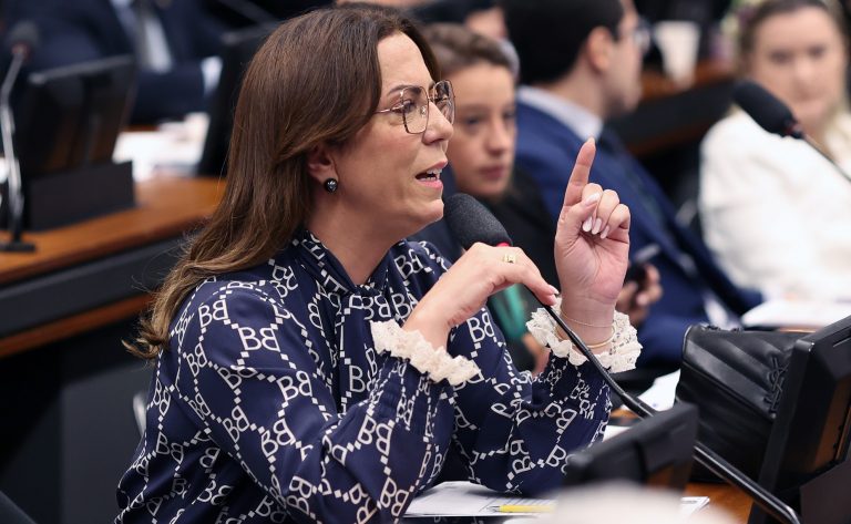 Comissão aprova operador para auxiliar idosos e pessoas com deficiência no transporte público