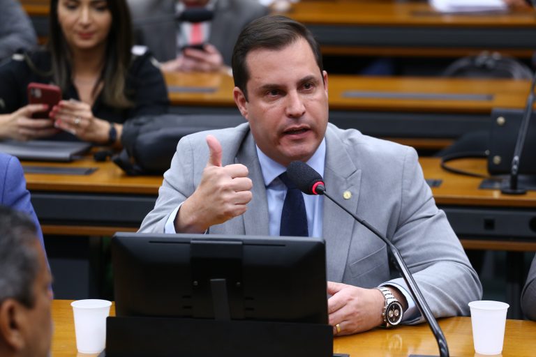 Comissão aprova projeto que autoriza contratação de reservista como voluntário na PM