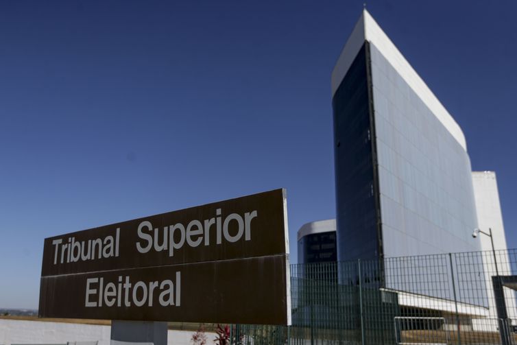Corregedor do TSE vota contra pedido de Bolsonaro por ação contra Lula