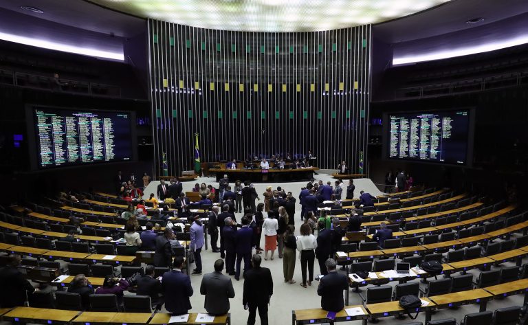 Deputados analisam projeto que estabelece multa para bancos que fizerem empréstimos consignados sem autorização expressa do beneficiário do INSS; acompanhe