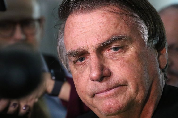 Investigação cita US$ 25 mil em dinheiro que seriam para Bolsonaro 
