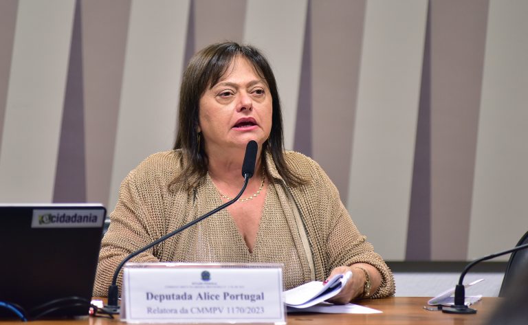 Parecer sobre MP que reajusta salário de servidores pode ser votado nesta quarta