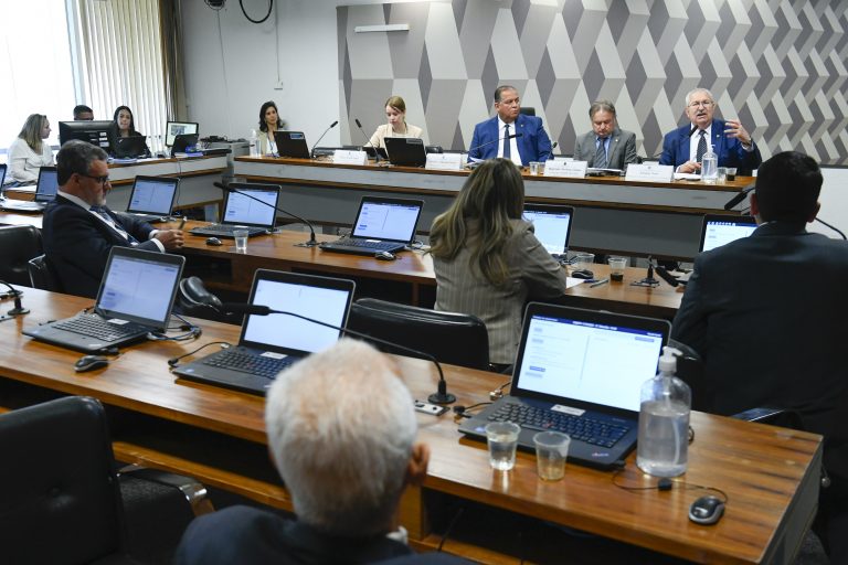 Relator vai incorporar política de valorização permanente à MP do salário mínimo