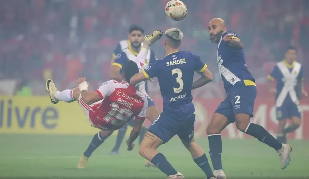 Inter é eliminado e torcida tenta invadir gramado