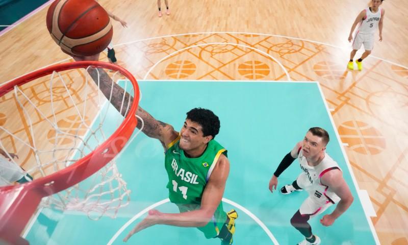 Brasil amassa Japão no basquete e sonha com classificação