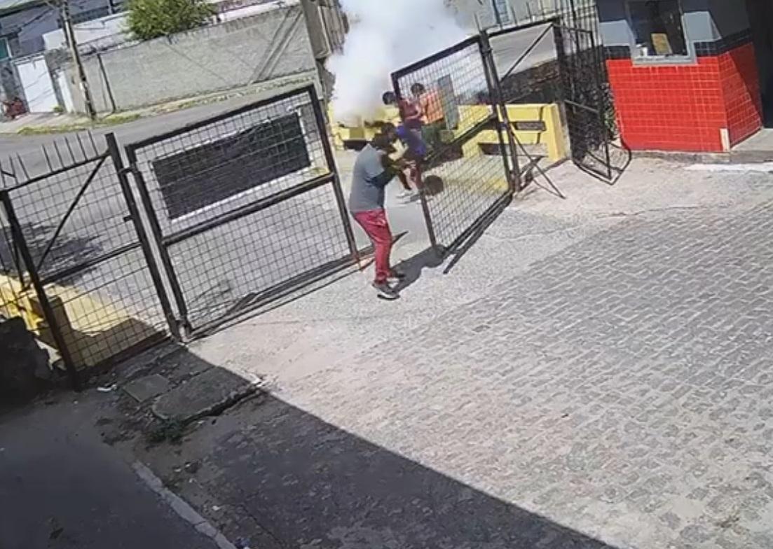 Explosão de artefato na mão de criança na saída do Sport pode ter envolvimento de torcida organizada, afirma diretor; menino perdeu dedo