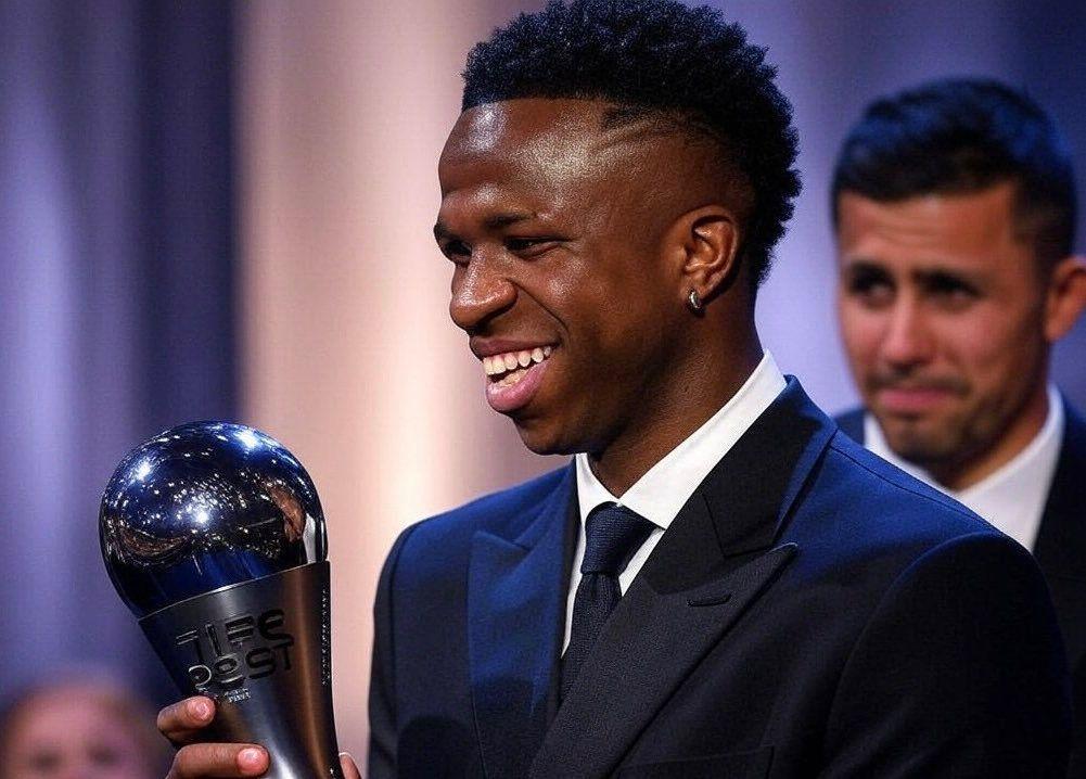Vini Jr. se torna o segundo brasileiro mais jovem a vencer o prêmio de melhor do mundo da Fifa, atrás apenas de Ronaldo Fenômeno