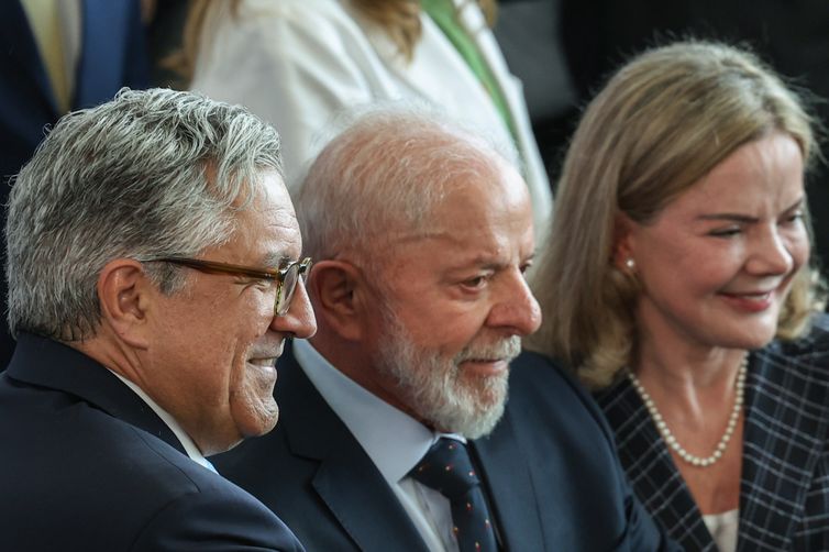 Gleisi Hoffmann cita isenção do IR como prioridade da agenda política